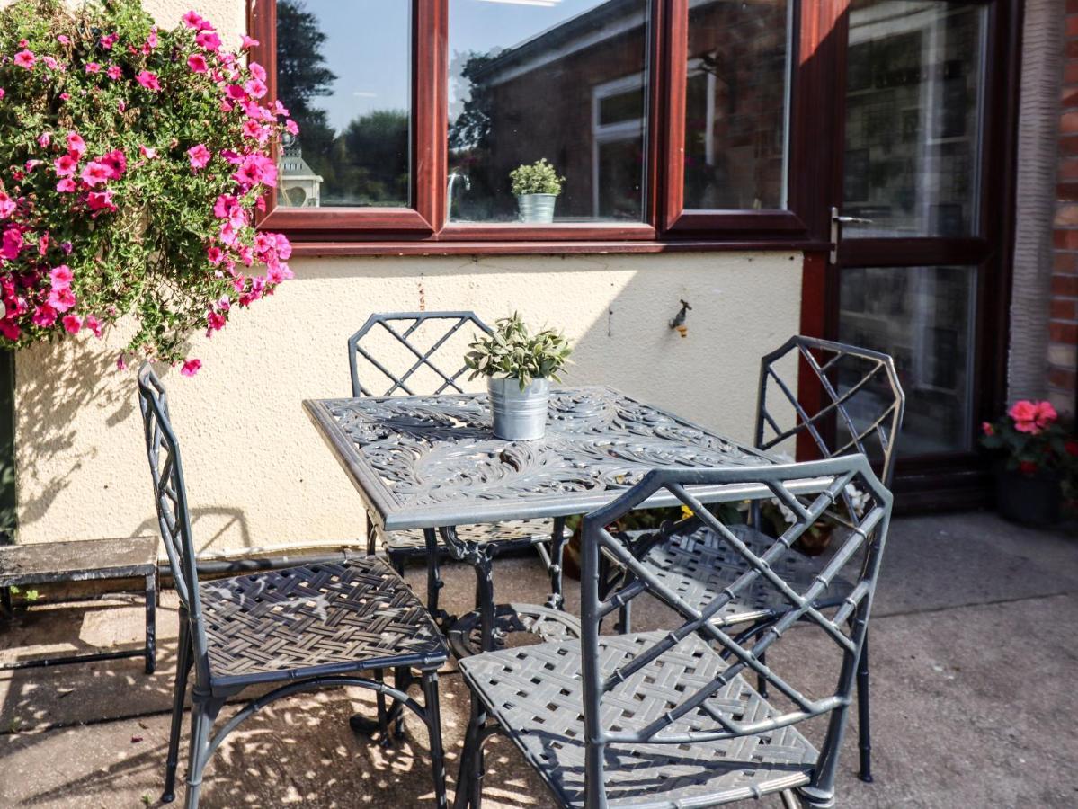 8 Heatons Bridge Road Villa Ormskirk Eksteriør billede